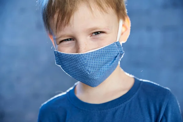 Pojken Ler Skyddande Mask Mot Virus — Stockfoto