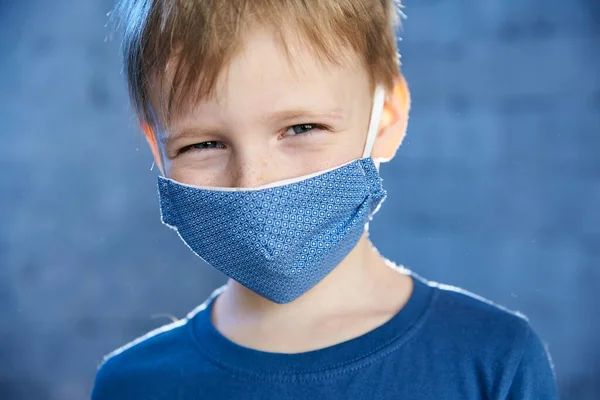 Niño Sonríe Una Máscara Protectora Contra Los Virus —  Fotos de Stock