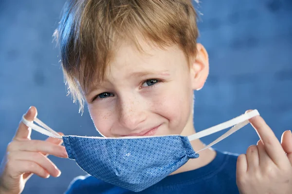 Anak Laki Laki Tersenyum Dalam Topeng Pelindung Terhadap Virus — Stok Foto