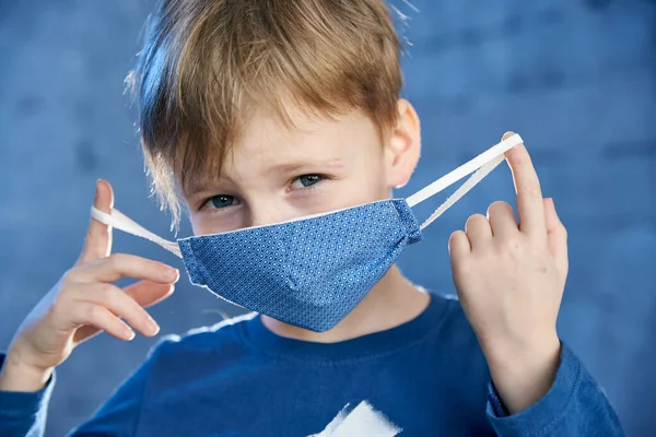 Gammal Pojke Sätter Sig Skyddande Mask Mot Viruset — Stockfoto