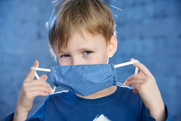 Yaşındaki Çocuk Virüse Karşı Koruyucu Bir Maske Takıyor — Stok fotoğraf