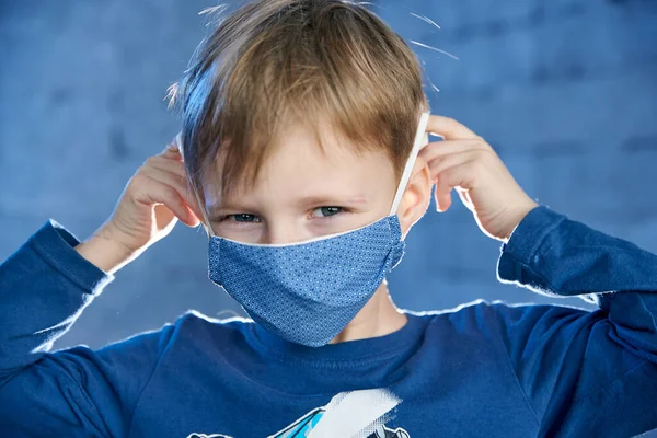 Yaşındaki Çocuk Virüse Karşı Koruyucu Bir Maske Takıyor — Stok fotoğraf