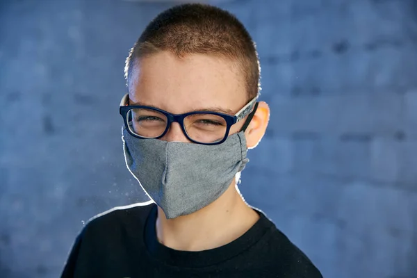 Αστείο Αγόρι Έφηβος Μια Προστατευτική Μάσκα Στο Πρόσωπό Του Από — Φωτογραφία Αρχείου