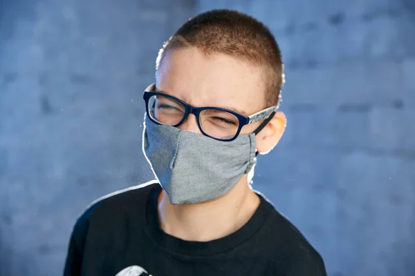 Zabawny Chłopiec Nastolatek Masce Ochronnej Twarzy Wirusa — Zdjęcie stockowe