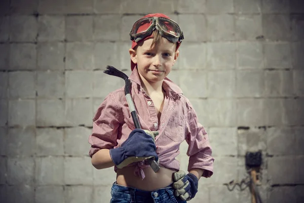 Αστείο Αγοράκι Ρούχα Εργάτη Επάγγελμα Ένα Εργαλείο Λοστό Στα Χέρια — Φωτογραφία Αρχείου