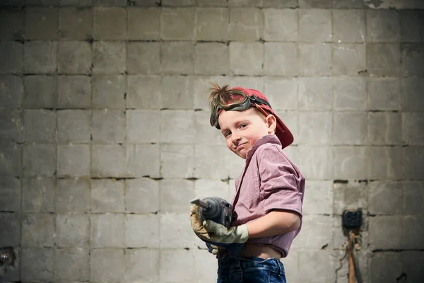 Lustiger Kleiner Junge Arbeitskleidung Beruf Mit Einem Perforierwerkzeug Der Hand — Stockfoto