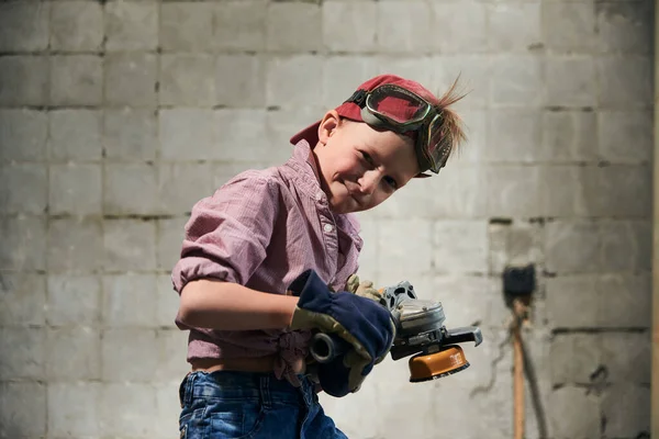 Lustiger Kleiner Junge Arbeiterkleidung Beruf Mit Einem Winkelschleifer Den Händen — Stockfoto