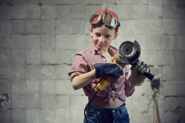 Αστεία Μικρό Αγόρι Ρούχα Ενός Εργαζομένου Επάγγελμα Μια Γωνία Μύλος — Φωτογραφία Αρχείου