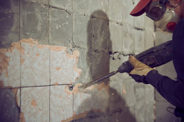 Young Man Dismantles Old Tile Concrete Wall — Stock Photo, Image