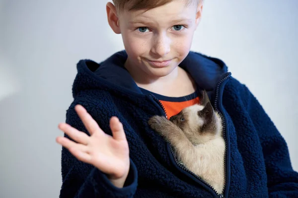 Einem Kleinen Jungen Einer Jacke Hinter Seinem Busen Sitzt Ein — Stockfoto