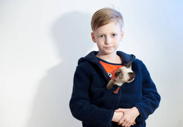Bambino Con Una Giacca Dietro Seno Siede Una Piccola Kitte — Foto Stock
