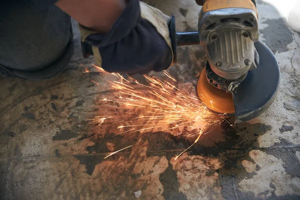 Angle Grinder Man Master Grinds Concrete Floor — Stock Photo, Image