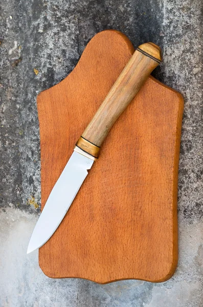 Cuchillo en una tabla de cortar — Foto de Stock