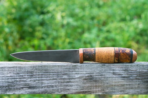 Cuchillo de caza en el tablero viejo — Foto de Stock