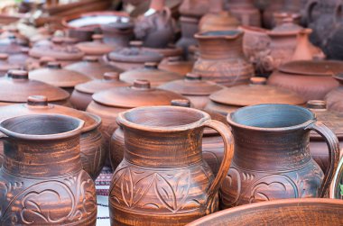 Kil üst üste birçok eski kavanoz