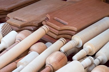 bir sürü farklı ahşap mutfak gereçleri