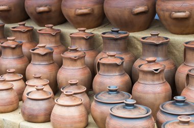 antika sürahiler ve kase topraktan yapılmış