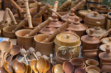 piyasada farklı eski ahşap mutfak eşyaları