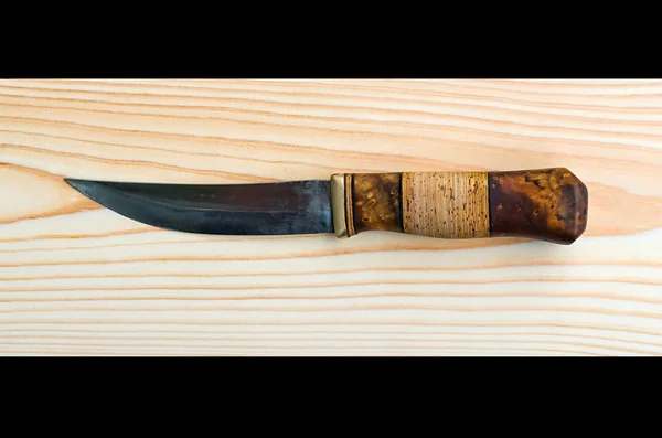 Lovecký nůž ležící na stole — Stock fotografie