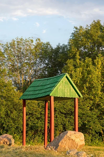 Gazebo entre las piedras de granito — Foto de Stock