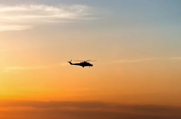 Silhouette of the helicopter at sunset — Stock Photo, Image