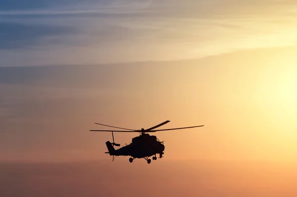 Silhouette of the helicopter at sunset — Stock Photo, Image