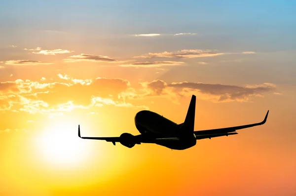 Boeing siluet şafak bir arka plan üzerinde