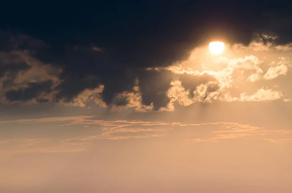 Schöner Sonnenuntergang mit dunklen Wolken — Stockfoto