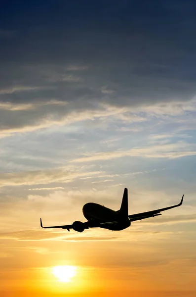 Silhueta do avião em um contexto de amanhecer — Fotografia de Stock