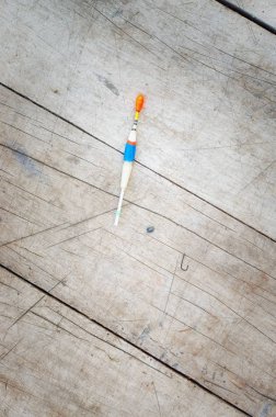 Balık tutma malzemeleri ahşap zemin, retro filtre