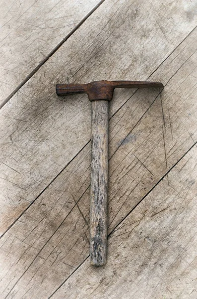 Oude houweel op een houten ondergrond, retro filter — Stockfoto