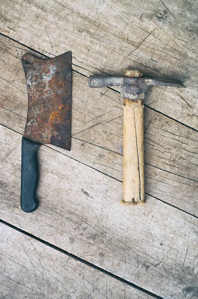 Oude bijl en houweel op een houten ondergrond, retro filter — Stockfoto