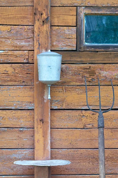 Horquilla y lavabo en el fondo de tablones — Foto de Stock