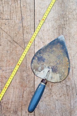 Mala ve bir mezura ahşap arka plan üzerinde