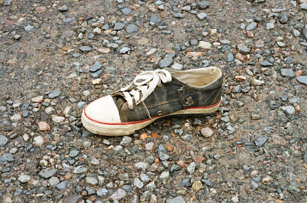 Zapato viejo en camino pedregoso, primer plano — Foto de Stock