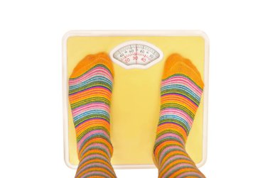 Beyaz arka plan üzerinde izole ölçekte renk külotlu çorap bacaklarda standı