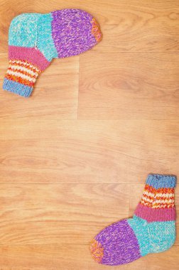 ahşap zemin, yünlü renkli örgü çorap çerçeve