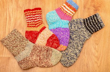 Yün çorap ahşap arka plan üzerinde renkli