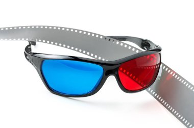 3D gözlük ve film film şeridi beyaz bir arka plan üzerinde