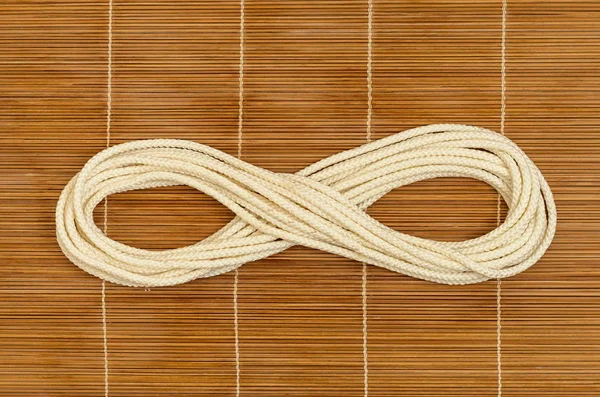 La cuerda está en bucle, sobre un fondo de madera — Foto de Stock