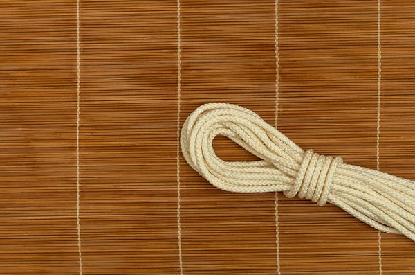 Cuerda plegada, sobre fondo de madera — Foto de Stock