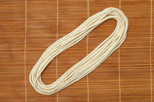 木製の背景に、折り畳まれたロープ — ストック写真