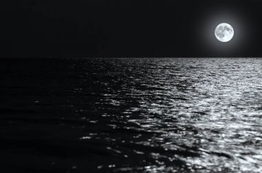 dalgalar deniz uzun pozlama üzerinde gece yapıyorum. siyah beyaz fotoğraf.