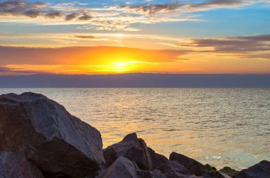 denizin ufuk günbatımı bulutlarda taş sırtta