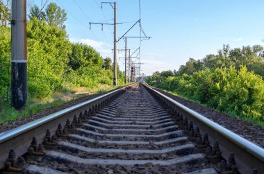 Elektrik direkleriyle demiryolu.