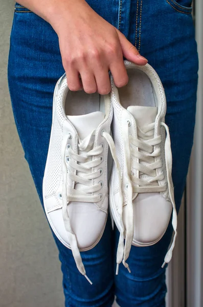 Nuevas Zapatillas Blancas Las Manos Chica — Foto de Stock