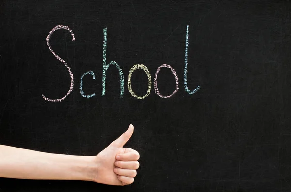 Inscripción Tiza Pizarra Escuela Mano Pulgar Hacia Arriba — Foto de Stock