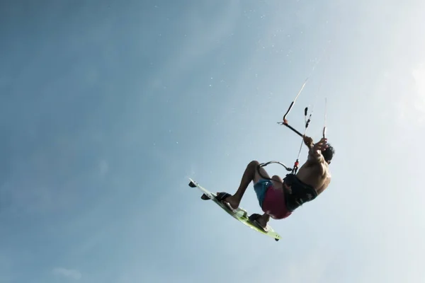 Surfer που φέρουν μέσω του ουρανού — Φωτογραφία Αρχείου