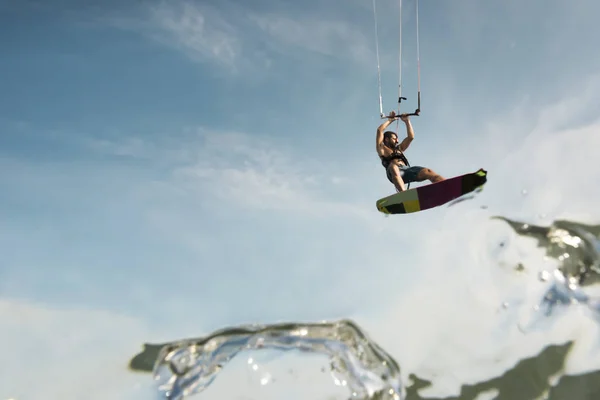 Surfeur volant à travers le ciel bleu — Photo