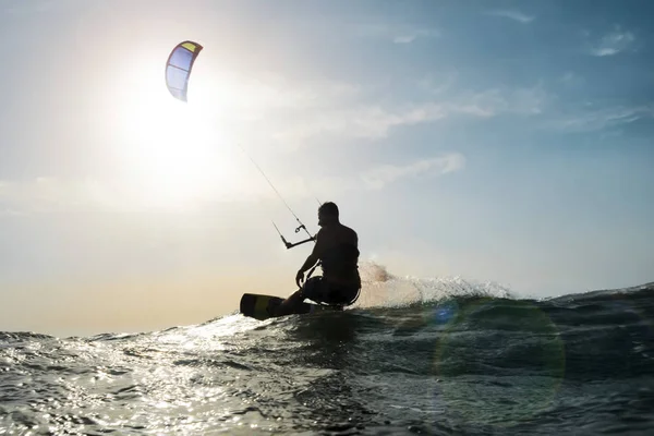 Kite surfer ιστιοπλοΐα μπροστά στο ηλιοβασίλεμα — Φωτογραφία Αρχείου